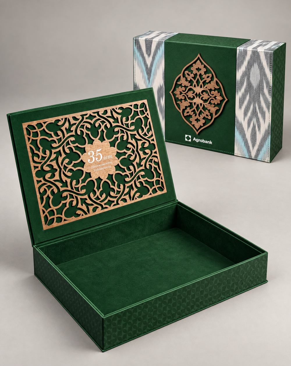 O'ymakor naqsh va «35 yil» medalyonli ochiq quticha